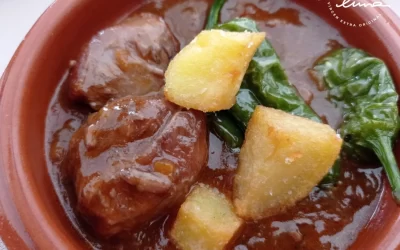 Carrillada de cerdo al Tinto Andresito con patatas y pimientos