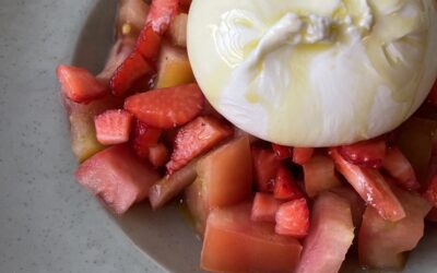 Ensalada de Burrata, tomate y fresas